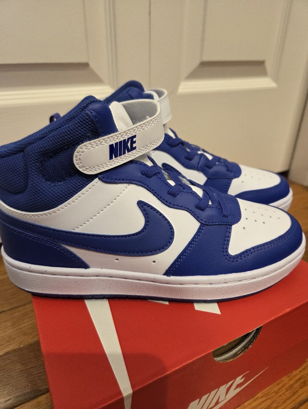 Nike Children's Size 5 Court Borough Mid 2 Shoe NEW IN BOX - Picture 2 of 4